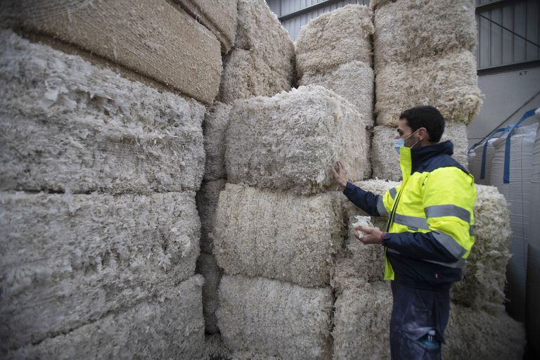 Un trabajador en la planta de reciclaje de plásticos de Valtalia en O Carballiño (Ourense).