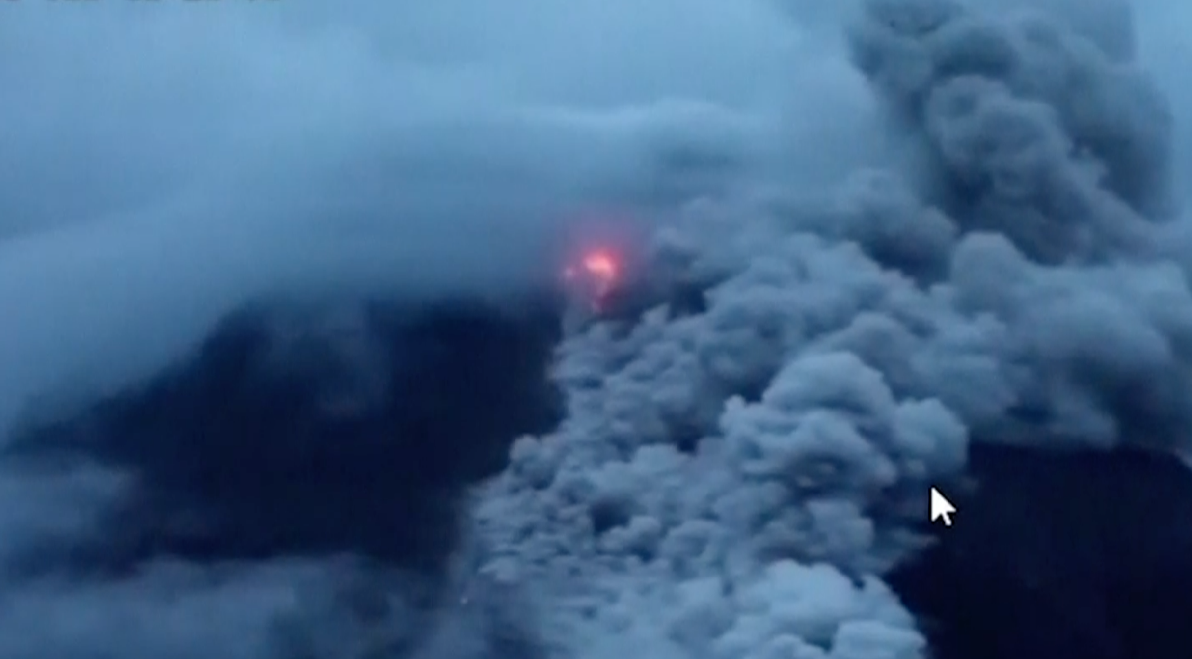 Emiten alerta en Indonesia: volcán arroja río de lava en nueva erupción