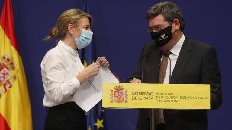 La ministra de Trabajo y Economía Social, Yolanda Díaz, y el ministro de Inclusión, Seguridad Social y Migraciones, José Luis Escrivá, ayer.