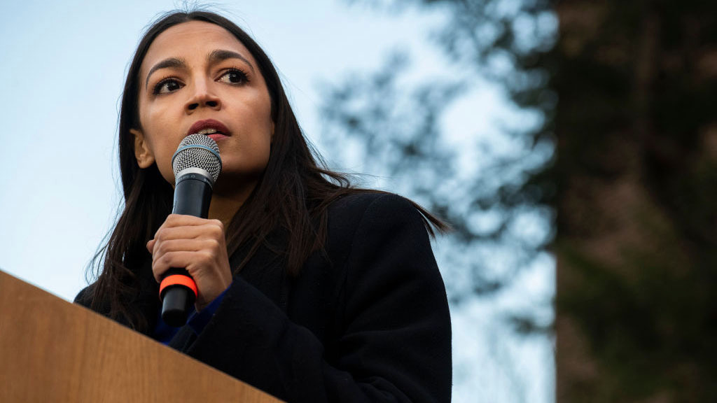FBI: hombre de Texas acusado por disturbios en el Capitolio amenazó con asesinar a Ocasio-Cortez