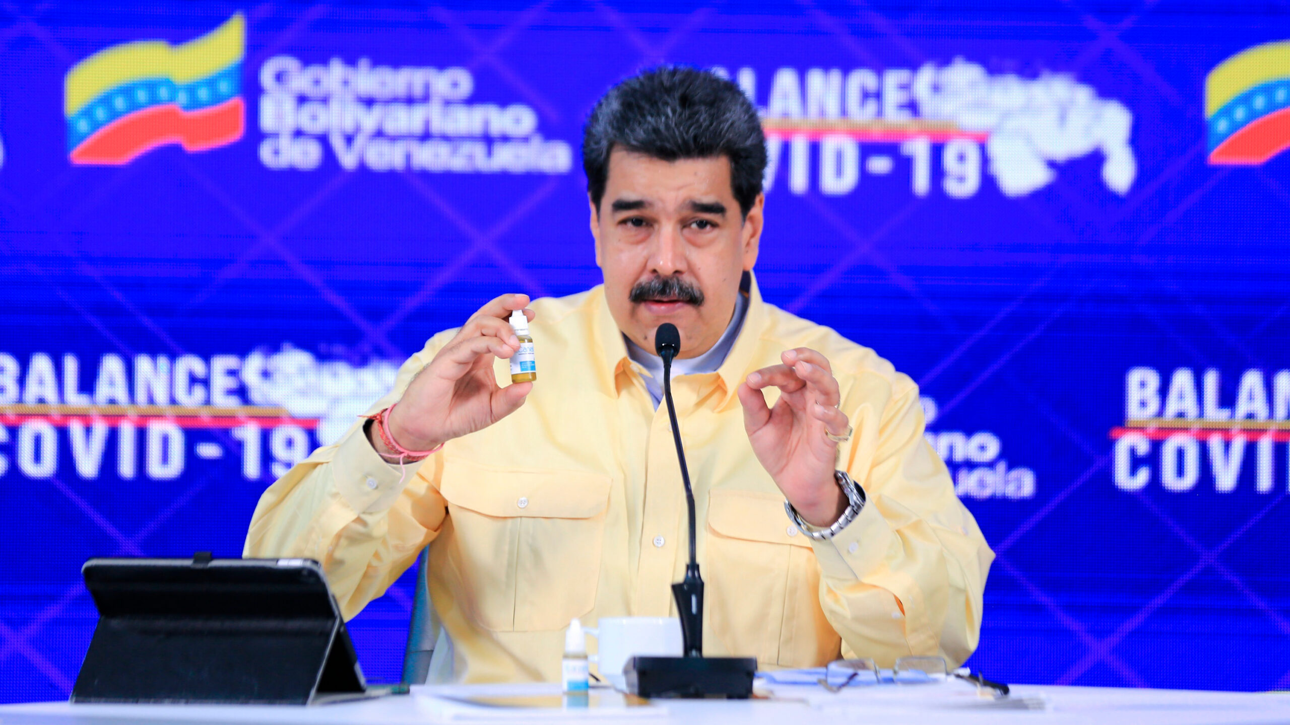 “Gotas milagrosas”: Maduro presenta supuesta medicina que neutraliza al COVID-19