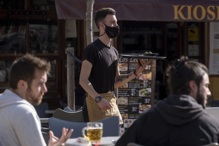Un camarero atiende unas mesas este jueves en un bar de Sevilla.