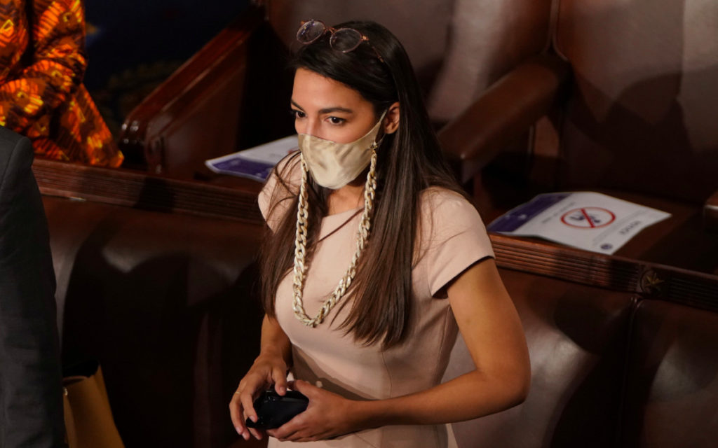 Imputan cargos a asaltante del Capitolio que amenazó de muerte a Alexandria Ocasio-Cortez