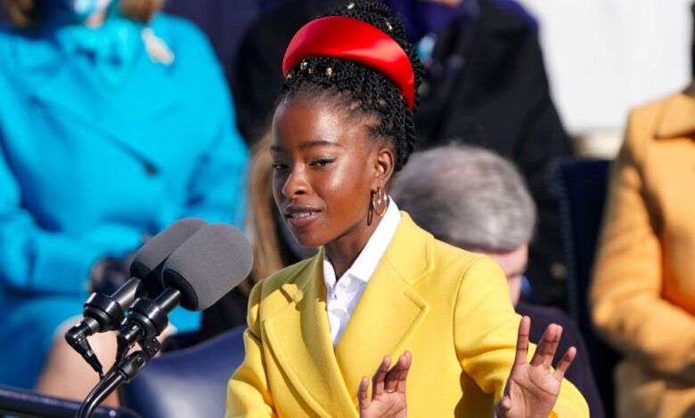 Joven poeta Amanda Gorman describe un EU ‘magullado pero entero’ en juramento de Biden | Video