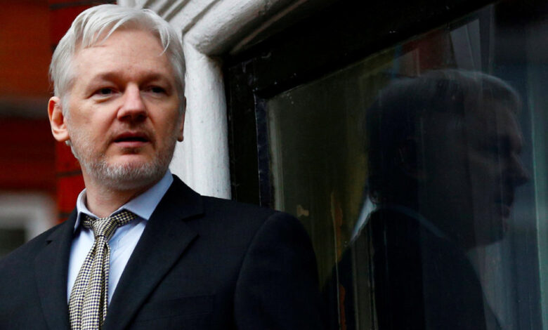 Justicia británica rechaza solicitud de extradición de Assange a EU | Video