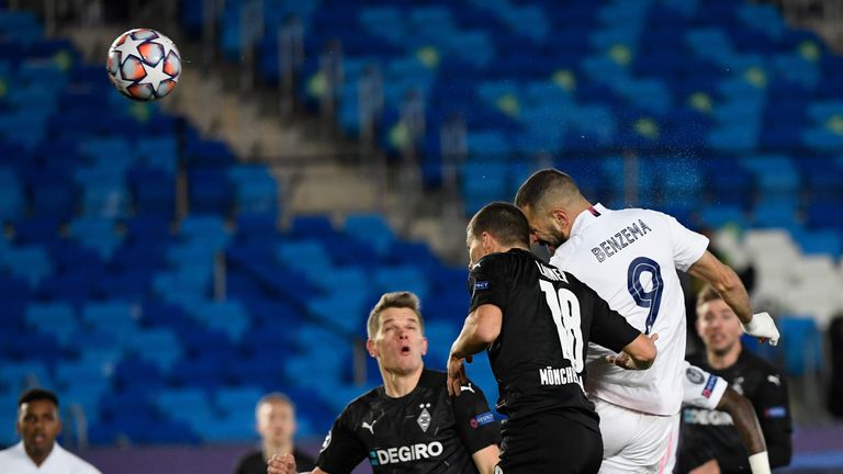 Karim Benzema cabecea a portería en el partido de Champions contra el Borussia Moenchengladbach.
