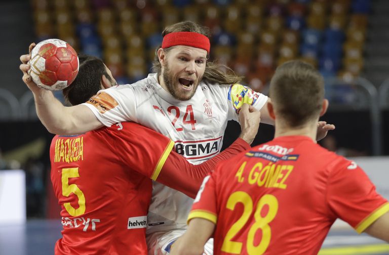 Mikkel Hansen (con el balón) trata de superar a Jorge Maqueda este viernes en la semifinal del Mundial entre España y Dinamarca.