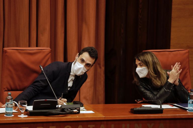 El presidente del Parlamento catalán, Roger Torrent, y la 'consellera' de Presidencia, Meritxell Budó, en una imagen de archivo.