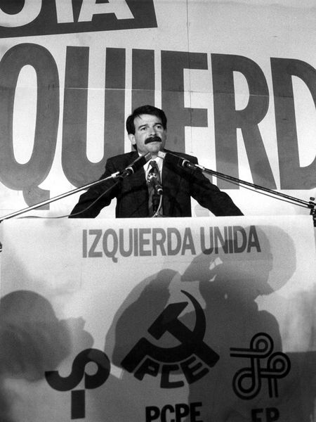 Gerardo Iglesias, secretario general del PCE, en un mitin en 1986.