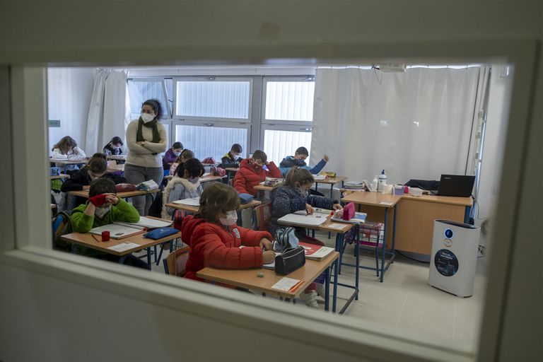 Alumnos en un aula del colegio Maestro Antonio Reyes Lara, en la localidad sevillana de Gines.