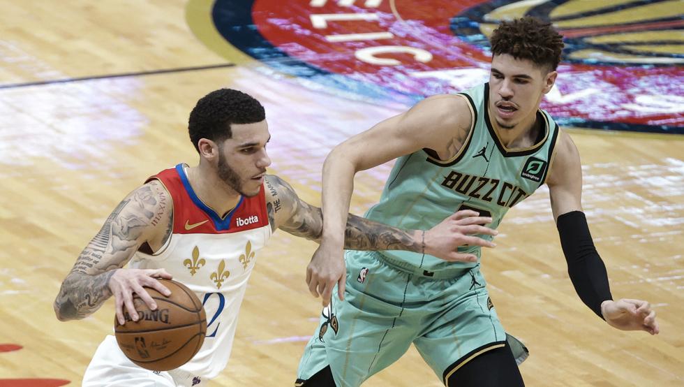 Lonzo Ball ataca a canasta ante la oposición de su hermano LaMelo en el Pelicans-Hornets