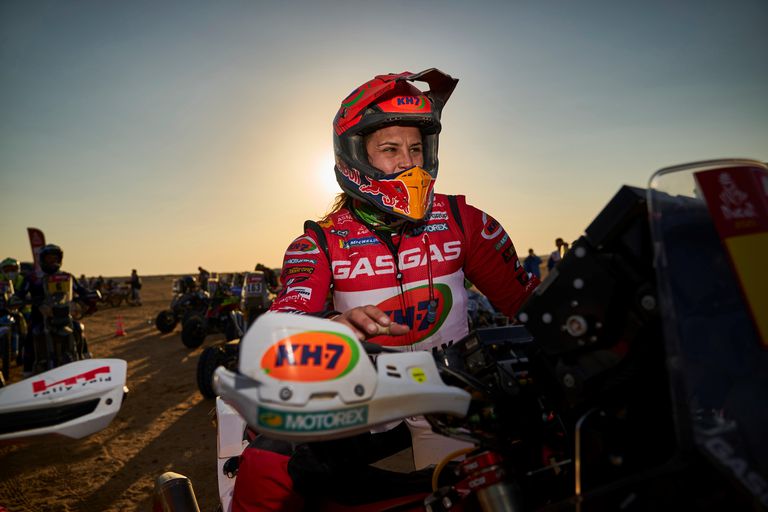 La española Laia Sanz (GasGas) retratada durante la octava etapa del Dakar.