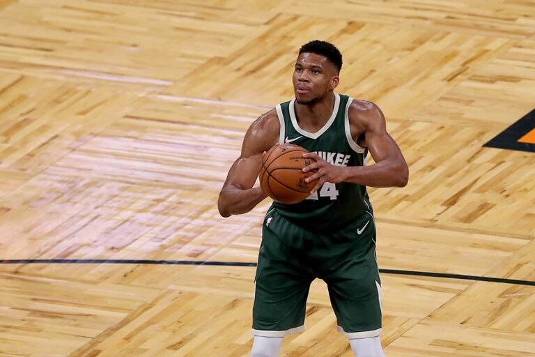 Antetokounmpo lanza un tiro libre en el Milwaukee-Orlando, el 11 de enero.