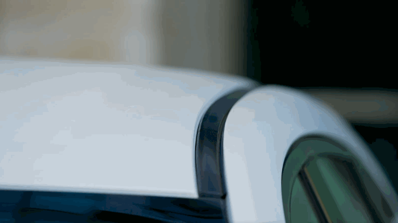 Imagen que muestra las cámaras Foresight conectadas magnéticamente a la carrocería de un automóvil.