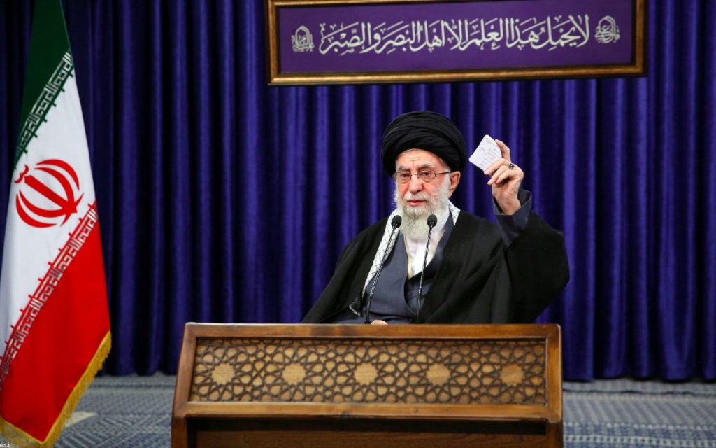 Líder iraní prohíbe importación de vacunas anti-Covid de EU y Reino Unido