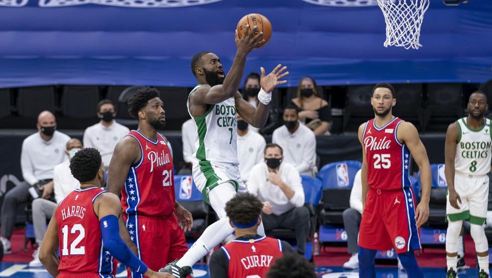 Jaylen Brown anotó 42 puntos, pero el nuevo partidazo de Joel Embiid acabó decantando la balanza a favor de los Sixers frente a los Celtics