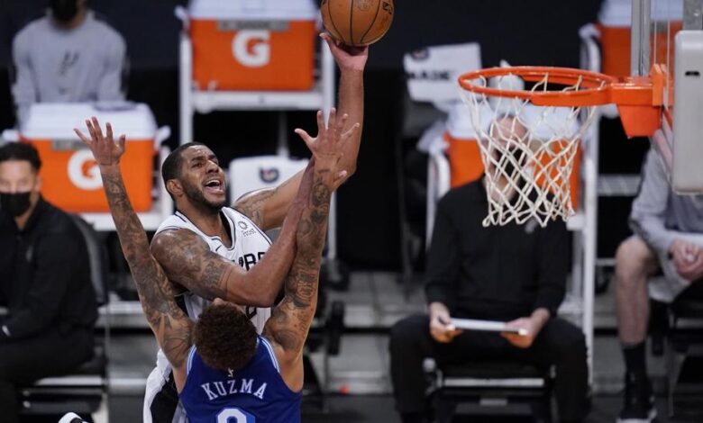 LaMarcus Aldridge lanza por encima de Kyle Kuzma.