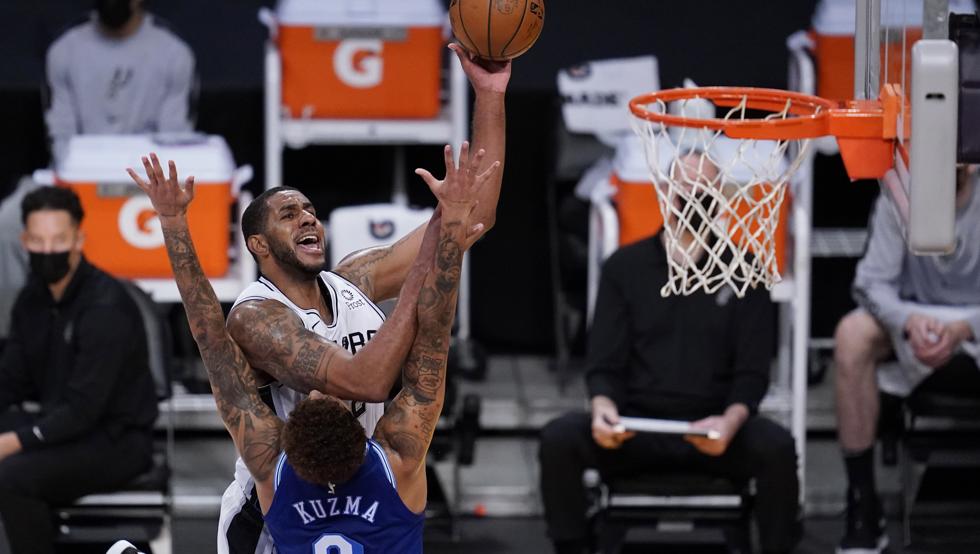 LaMarcus Aldridge lanza por encima de Kyle Kuzma.