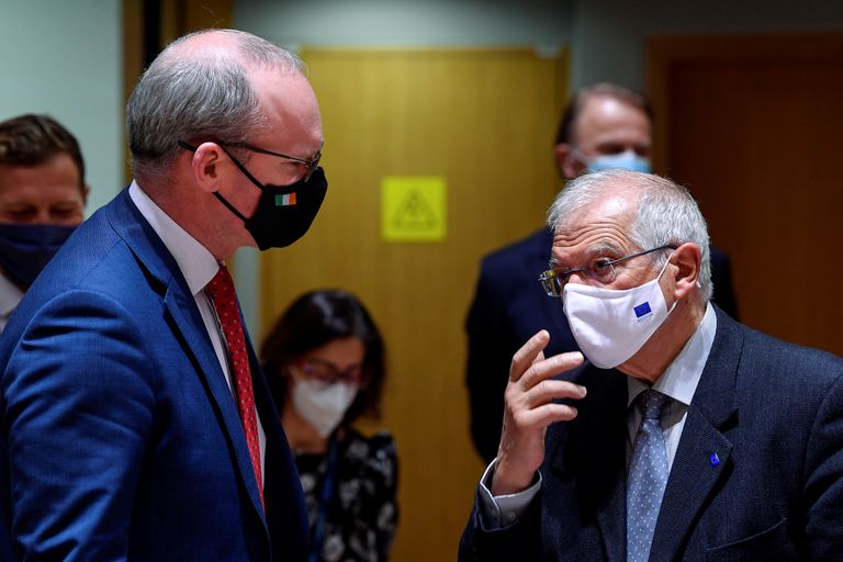 El jefe de la diplomacia europea, Josep Borrell, con el ministro de Exteriores irlandés, Simon Coveney, durante el Consejo.