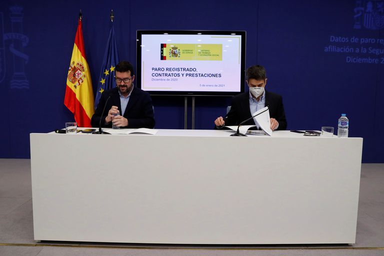 Los secretarios de Estado de Empleo y Seguridad Social, Joaquín Pérez (izquierda) e Israel Arroyo, presentan los datos de paro.