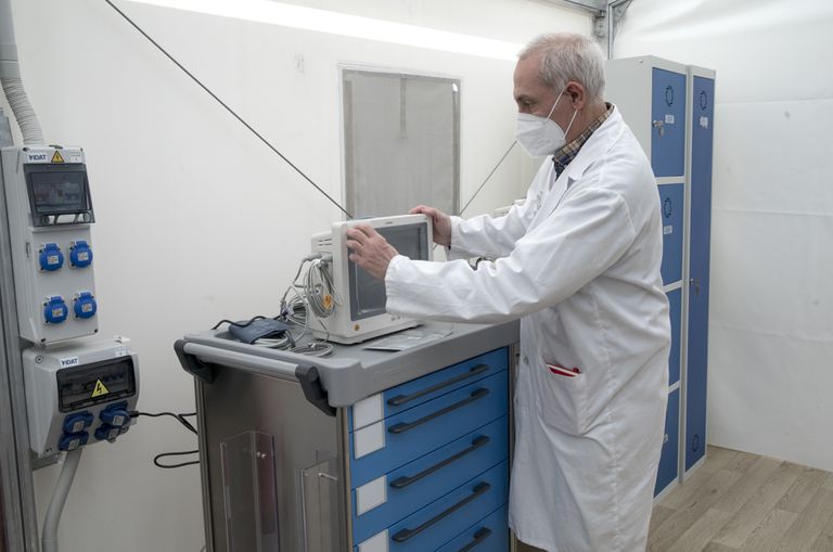 Un sanitario enciende un respirador del hospital de campaña de La Fe de València.