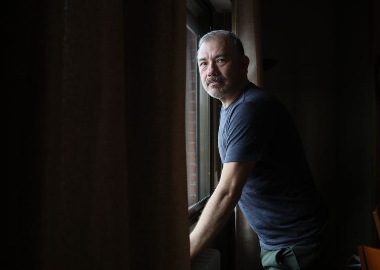 Ernesto Herrera, voluntario de las pruebas médicas de la vacuna norteamericana Janssen, este jueves en su casa de Las Rozas.