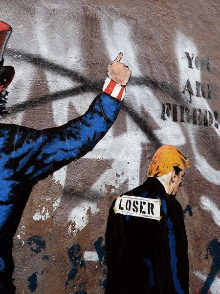 Pintada del artista Harry Greb aparecida este jueves en el barrio Trastevere de Roma, con Donald Trump despedido tras el asalto de sus partidarios al Capitolio en Washington.