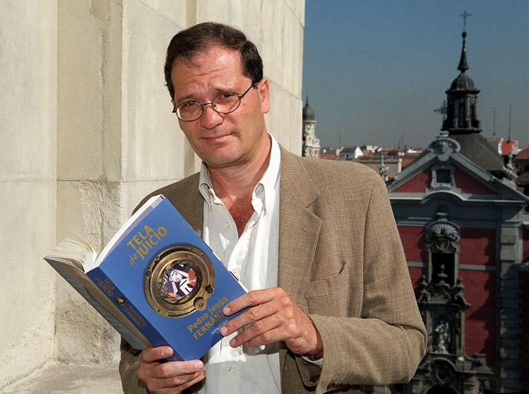 El escritor Pedro Jesús Fernández, cuando presentó en Madrid, en junio de 2000, su segunda novela, 'Tela de juicio'.