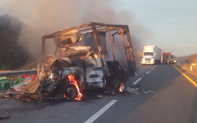 Mueren calcinadas 4 personas en fatal accidente, entre las víctimas hay dos niños