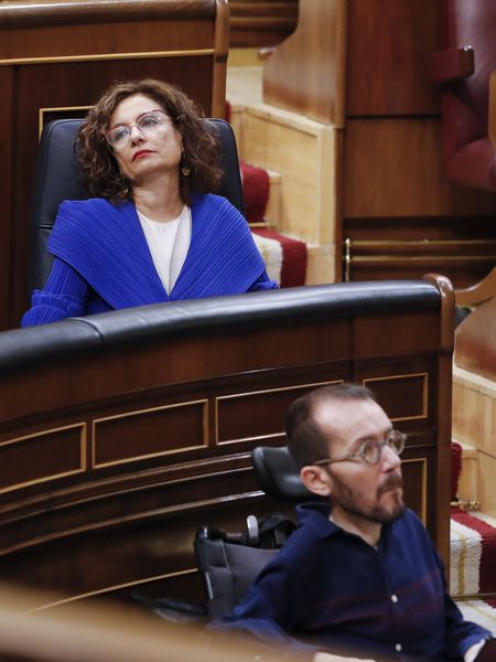 María Jesús Montero (PSOE) y Pablo Echenique (Podemos) durante una sesión del Congreso en mayo de 2020.