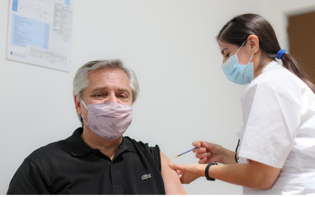 Presidente de Argentina recibe la primera dosis de la vacuna de Sputnik V | Video