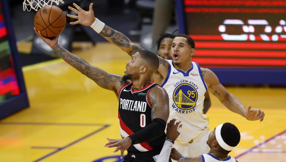 Damian Lillard lanza una bandeja en el Blazers-Warriors donde rompió la barrera de los 15.000 puntos en la NBA.