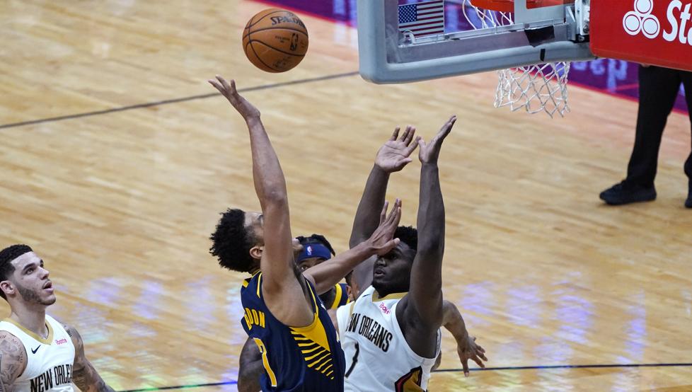 Malcolm Brogdon lanza a canasta por encima de Zion Williamson en el ‘thriller’ protagonizado por los Pacers y los Pelicans.