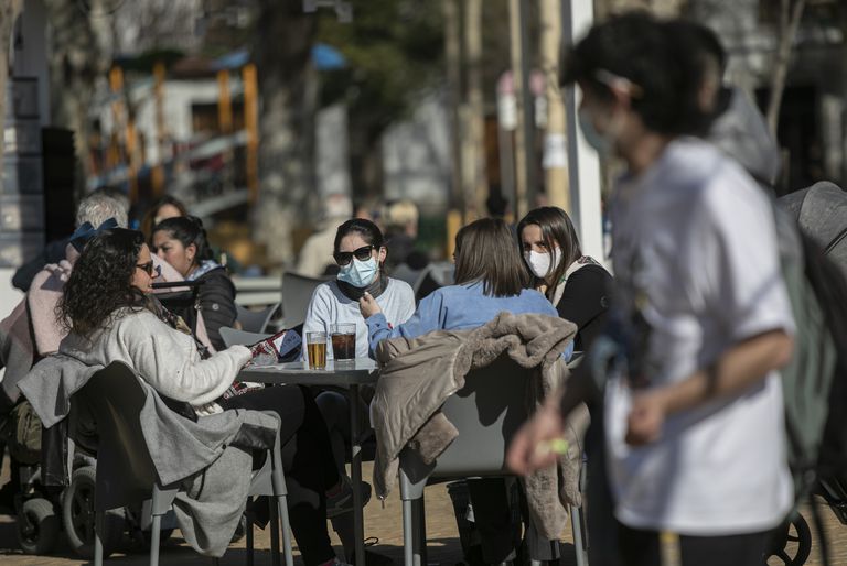 Cuatro personas ocupan este lunes una mesa en la terraza de un bar en Sevilla.