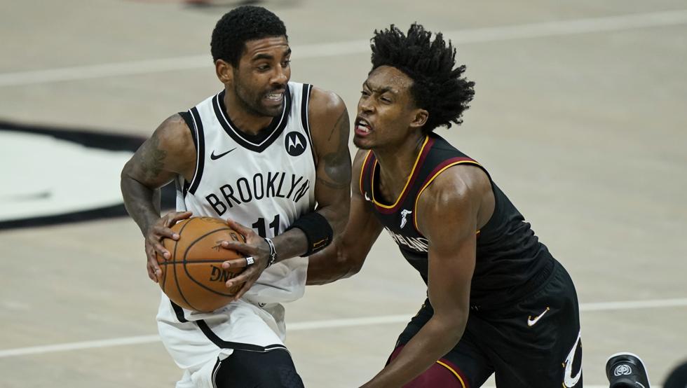 Collin Sexton, en una acción defensiva contra Kyrie Irving. El joven base se ha salido en el doble duelo entre Nets y Cavs.