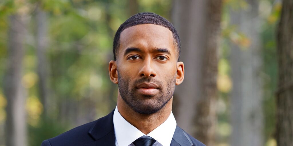 The Bachelor: Fans encuentran a Matt James besándose con los ojos abiertos espeluznante