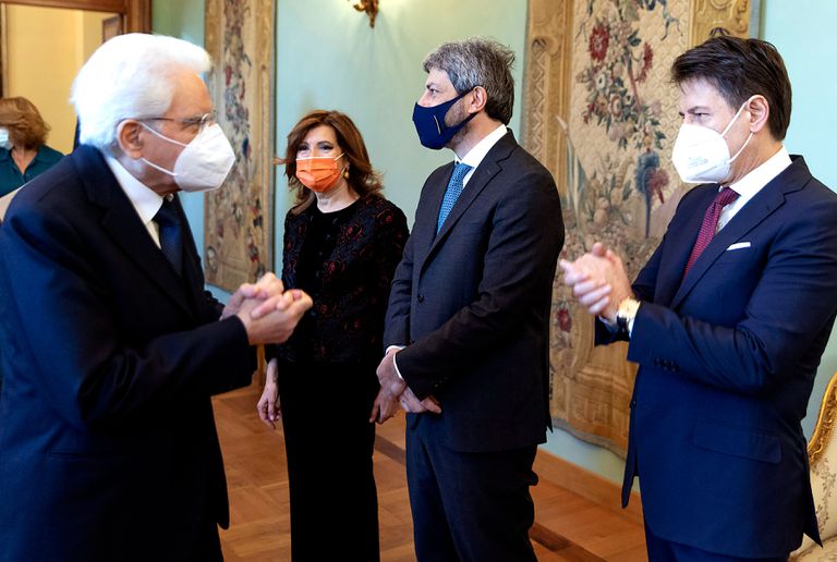 El presidente de la República italiana, Sergio Mattarella, saluda al primer ministro dimisionario, Giuseppe Conte, este miércoles, en Roma.