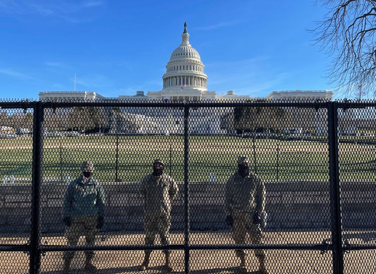 Un informe del FBI alertó antes del asalto al Capitolio de que grupos ultras planeaban “una guerra” 2 Miembros de la Guardia Nacional, detrás de las rejas levantadas en los alrededores del Capitolio tras el asalto del 6 de enero.