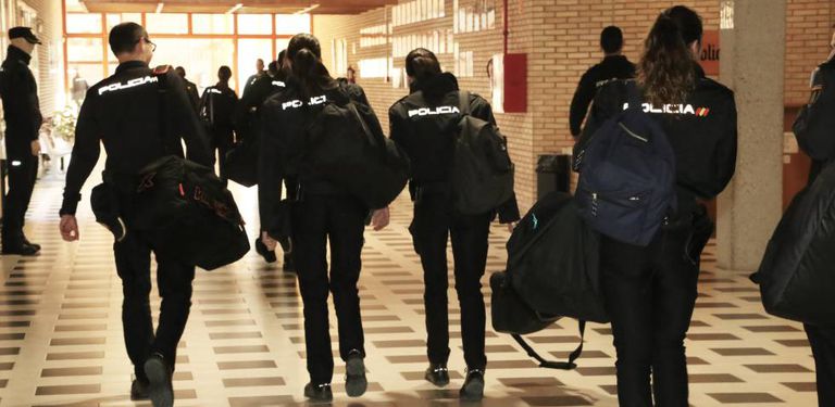 Varios alumnos de la Escuela de la Policía Nacional de Ávila caminan por un pasillo de su sede.
