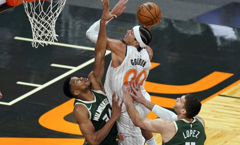 Aaron Gordon realiza un mate de póster por encima de Giannis Antetokounmpo en el Magic-Bucks