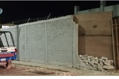 ¡Borrachazo¡ se estampa y derriba barda de una escuela secundaria en San Juan del Río