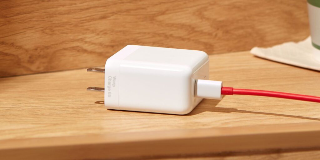 ¿El OnePlus 9 se envía con un cargador en la caja?  |