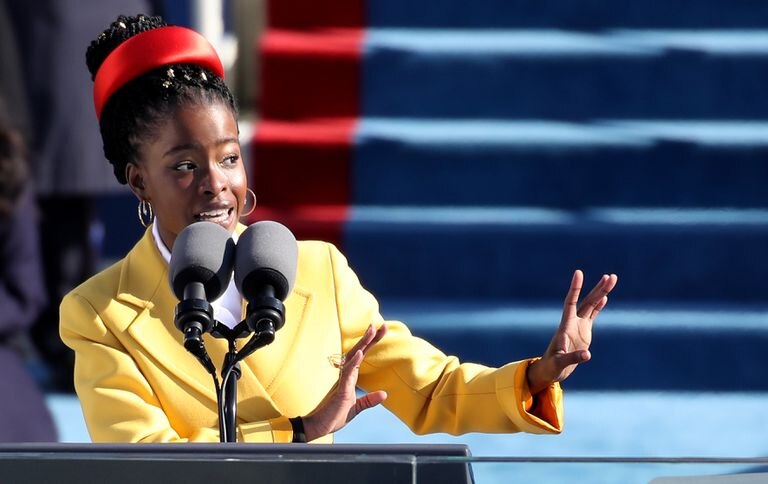 Amanda Gorman, durante su intervención en la ceremonia de toma de posesión del presidente de EE UU, Joe Biden, el pasado 20 de enero.