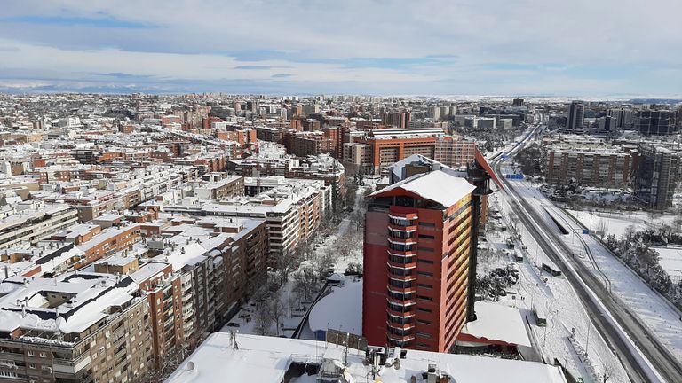 Vista de la A2 desde el edificio de las Torres Blancas en Madrid, el pasado 10 de enero, tras el paso del temporal Filomena.
