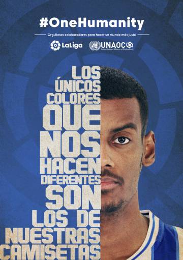 El jugador de la Real Sociedad Alexander Isak y el mensaje de la campaña 'One Humanity' de LaLiga y la Alianza de Civilizaciones de las Naciones Unidas.