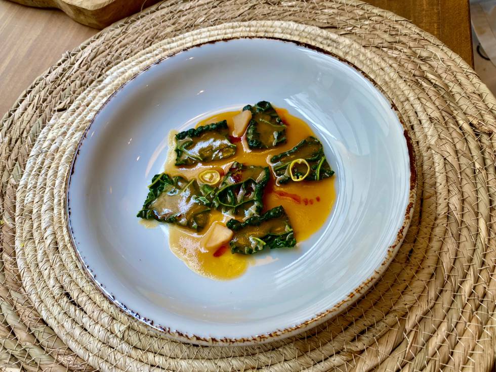 Hojas de kale con salsa de callos. J. C. CAPEL