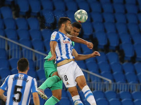 Codazo de Casemiro a Merino