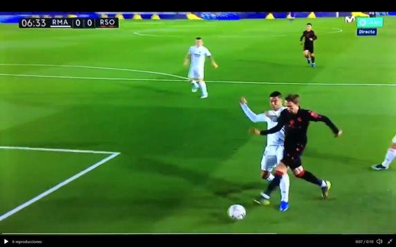 Captura de la jugada entre Casemiro y Monreal