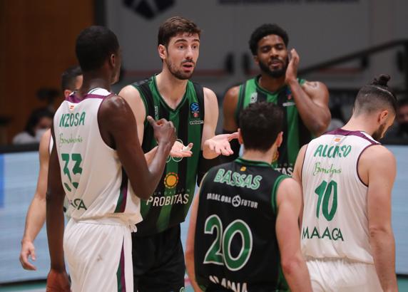Protestas de Ante Tomic tras una falta. FOTO: PEP MORATA