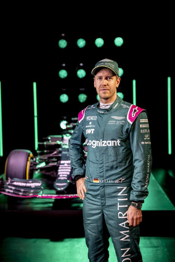 Sebastian Vettel, piloto de Aston Martin, ante el AMR21